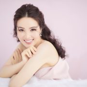 Thuỵ Vân từng khóc giữa sân bay vì áp lực