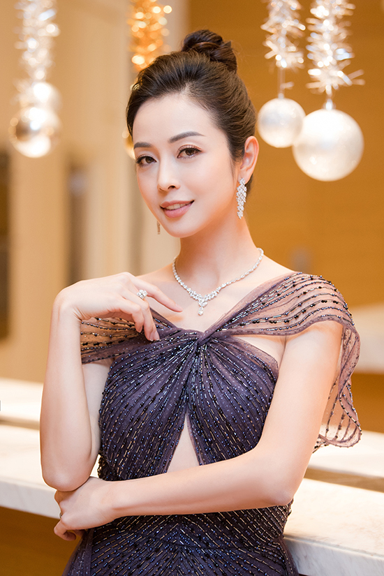 Jennifer Phạm tự tin diện váy xẻ ngực sau giảm cân