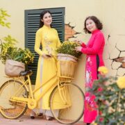 Ngọc Hân và bố mẹ khoe sắc với áo dài tại đường hoa Home Hanoi Xuan