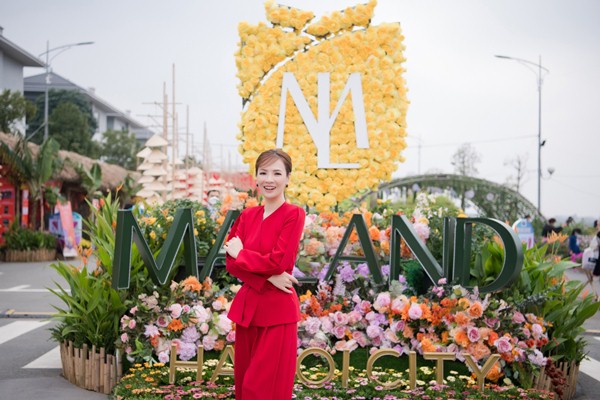 Đường hoa Home Hanoi Xuan thu hút các “bóng hồng” nhà Đài check-in
