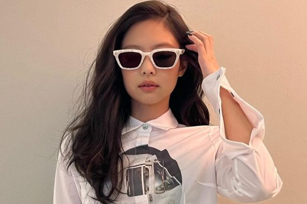Jennie (Blackpink) khoe eo 50 cm