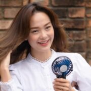 Minh Hằng không thể nhịn cười khi đóng hài