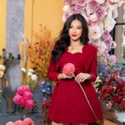 Á hậu Kim Duyên gợi cảm lái siêu xe ship hoa