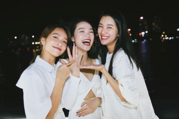 Khả Ngân giúp bạn trai Minh Hằng cầu hôn