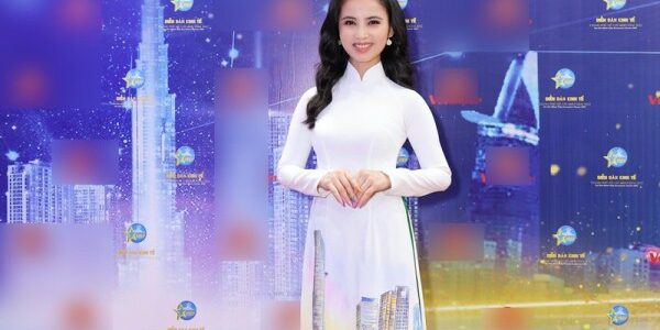 MC Thanh Giang diện áo dài mang biểu tượng Sài Gòn năng động