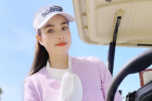 Những kiểu biến tấu mái tóc của Phạm Hương khi ra sân golf