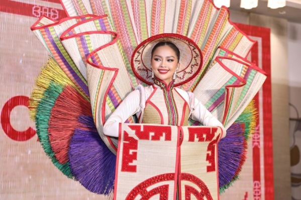 Hoa hậu Ngọc Châu mang ‘Chiếu Cà Mau’ đi thi Miss Universe