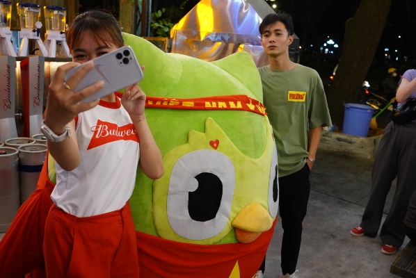 Fan Việt gặp ‘cổ động viên’ SEA Games 32 đặc biệt: “Cú xanh” Duolingo