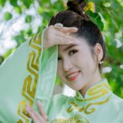 ‘Hoa hậu cải lương’ Như Huỳnh thướt tha với tà áo dài