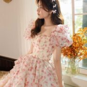 Vợ đại gia của Quyền Linh khoe loạt ảnh con gái xinh như Hoa hậu