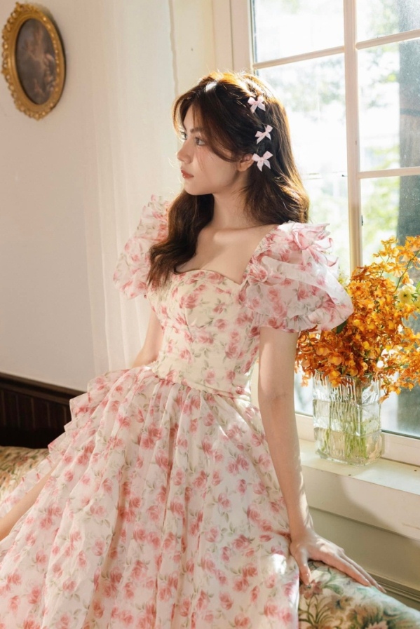 Vợ đại gia của Quyền Linh khoe loạt ảnh con gái xinh như Hoa hậu