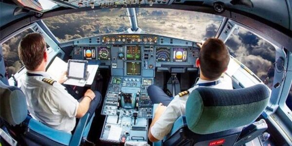 Vì sao tiếp viên hàng không phải vào buồng lái khi phi công đi vệ sinh?