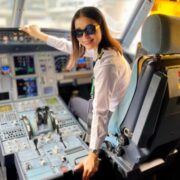 Nữ diễn viên bỏ showbiz làm phi công tiết lộ mức lương ‘khủng’