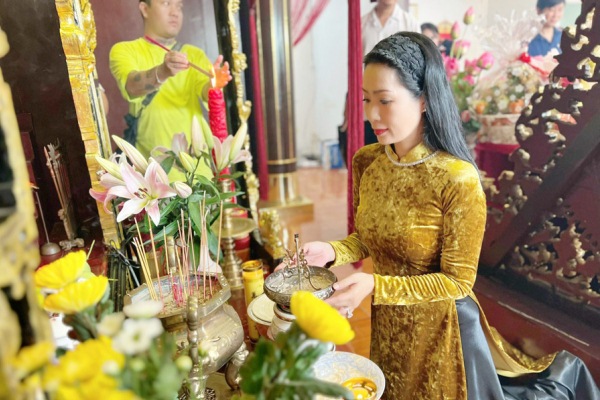 NSƯT Trịnh Kim Chi tổ chức giỗ Tổ quy tụ dàn sao Việt