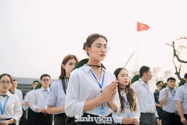 Xuân Hạnh, Thủy Tiên xúc động dâng hương tại Điện Biên Phủ