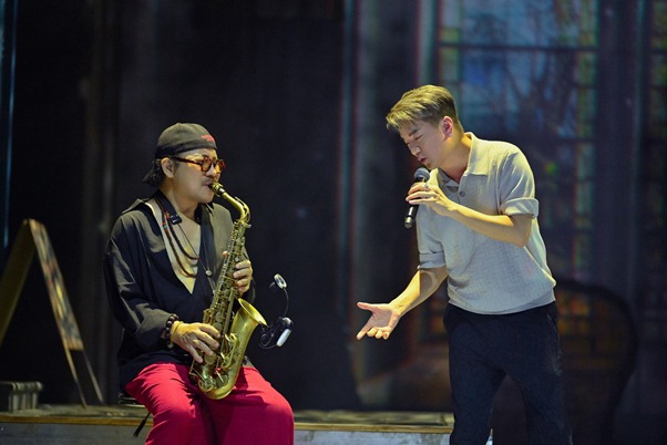 Nghệ sĩ saxophone Trần Mạnh Tuấn sẽ mê hoặc khán giả ngày trở lại