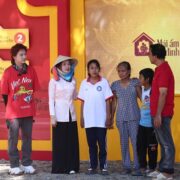 Phương Mỹ Chi đồng cảm khi chứng kiến hoàn cảnh các em nhỏ mồ côi