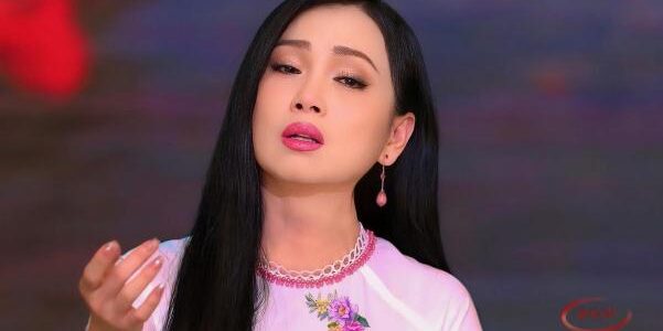 Ca sĩ Hà Phương lưu luyến tình yêu tuổi học trò với ‘Màu mực tím’