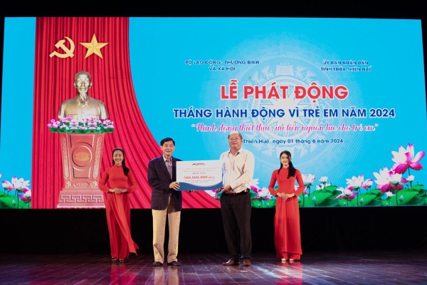 Ông Johnathan Hạnh Nguyễn tặng 1 tỷ đồng Quỹ Bảo trợ Trẻ em Việt Nam