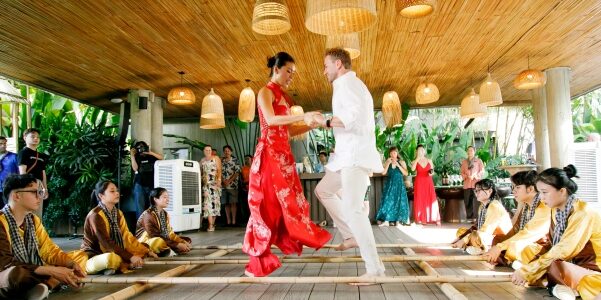 Vợ chồng Minh Tú hào hứng chơi nhảy sạp cùng bạn bè