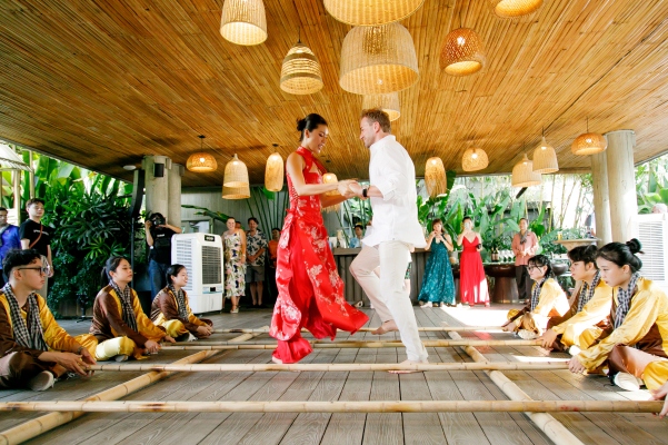 Vợ chồng Minh Tú hào hứng chơi nhảy sạp cùng bạn bè