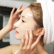Đắp mặt nạ giấy xong có cần rửa mặt?