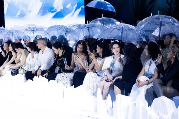 Lý Nhã Kỳ che ô xem show thời trang giữa trời mưa