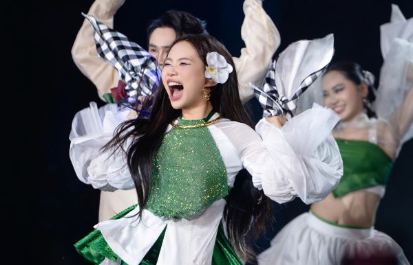 Phương Mỹ Chi hò vọng cổ gen Z, tổng kết trend 2024 tại Làn Sóng Xanh