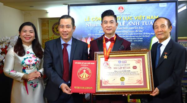 Nhạc sĩ – ca sĩ Lê Anh Tuấn trở thành kỷ lục gia Việt Nam sau liveshow “Ánh Dương soi sáng”